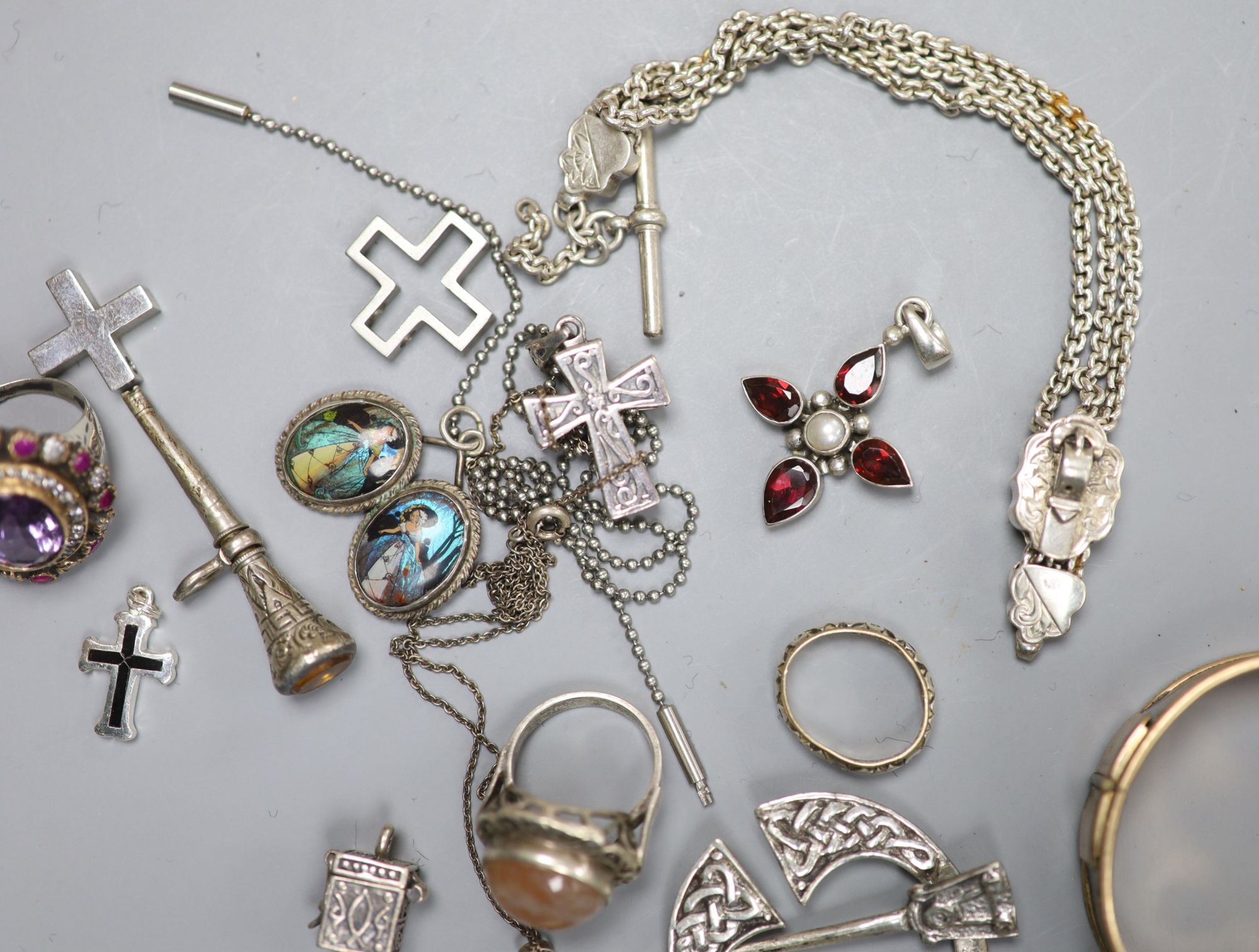 Assorted jewellery including Scottish silver brooch, a white metal albertina, a 925 and paste set dress ring etc.